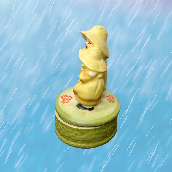 MCM Ceramic 6.5" Music Box - Raindrops Keep Fallin' on My Head (Burt Bacharach) - Picture 2 of 5